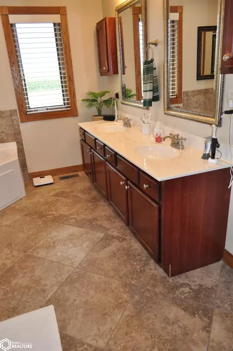 Bath - 800 E 30th St, Carroll, IA 51401 photo 3 of 13