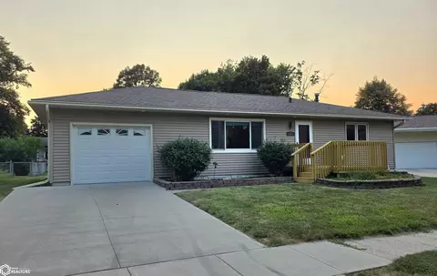 127 Parkview Dr, Webster City, IA 50595