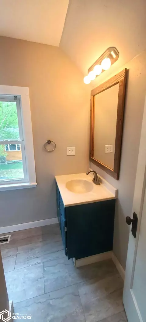 Bath - 503 Elm St, Mapleton, IA 51034 photo 1 of 5