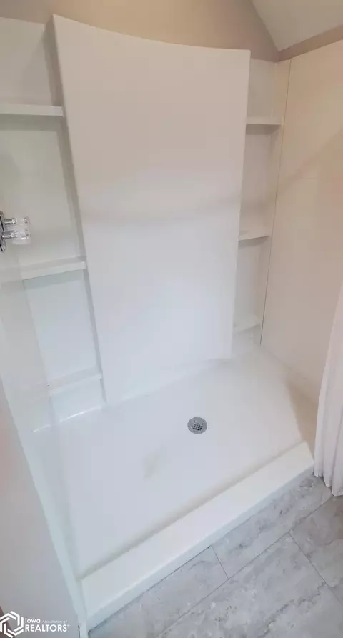 Bath - 503 Elm St, Mapleton, IA 51034 photo 3 of 5