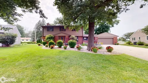 225 Parkridge Dr, Mason City, IA 50401
