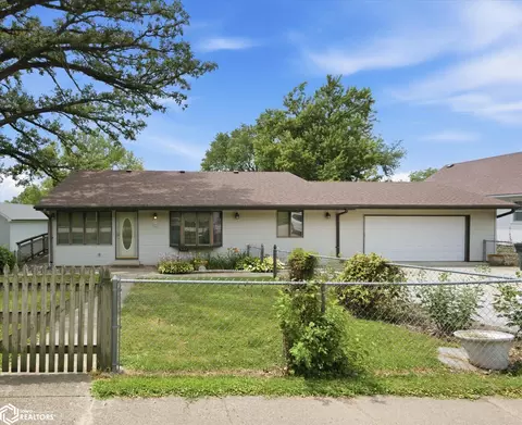 322 Park St, Oakland, IA 51560