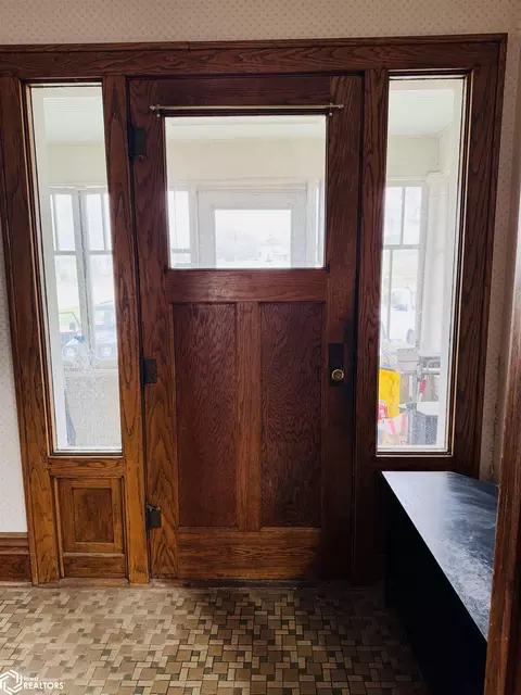 Entry Way - 701 Maple St, Atlantic, IA 50022 photo 2 of 7