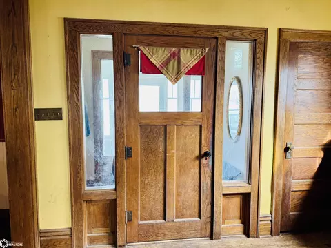 Entry Way - 701 Maple St, Atlantic, IA 50022 photo 4 of 7
