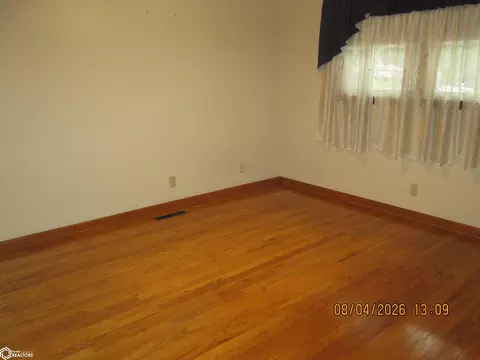 Living - 700 E 17th St, Atlantic, IA 50022 photo 4 of 5
