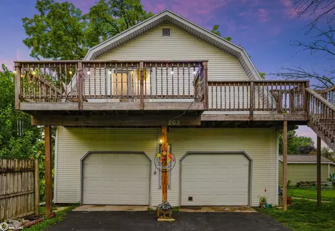 203 3rd St NW, State Center, IA 50247