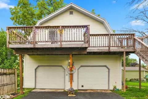 203 3rd St NW, State Center, IA 50247