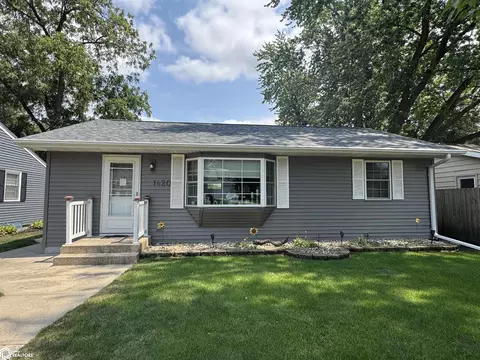 1420 S 3rd St, Clear Lake, IA 50428