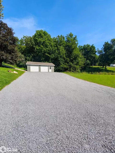 1362 Lakeshore Dr, Brooklyn, IA 52211