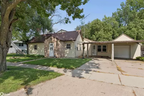 812 N 10th St, Clear Lake, IA 50428