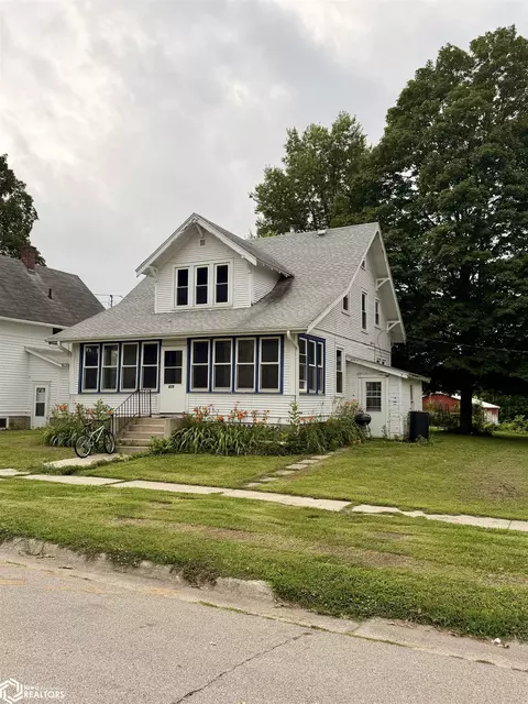 809 N 9th St, Clear Lake, IA 50428