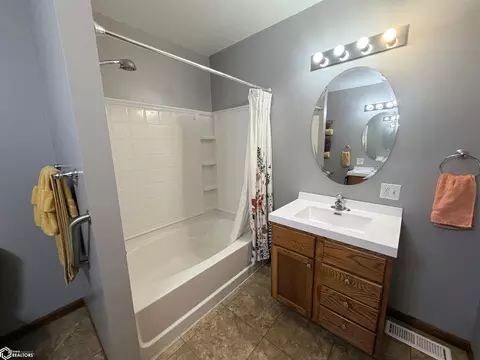 Bath - 1328 170th St, Hampton, IA 50441 photo 3 of 3