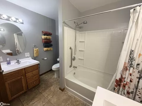 Bath - 1328 170th St, Hampton, IA 50441 photo 1 of 3
