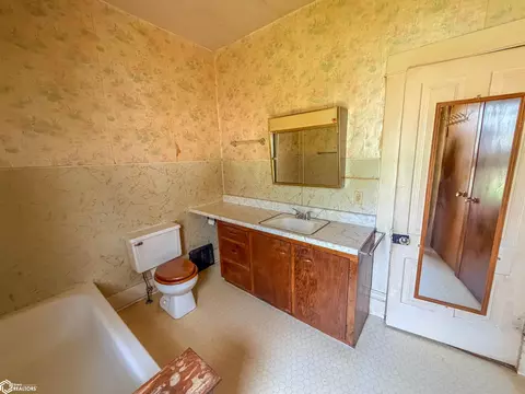 Bath - 429 12th Ave NE, Hampton, IA 50441 photo 1 of 2