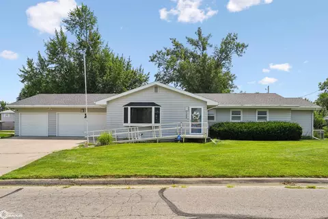 102 Columbus Dr, Marshalltown, IA 50158