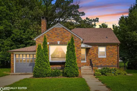 908 Elm St, Grinnell, IA 50112