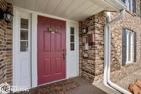 1609 Orchard Meadow Dr #A2, Burlington, IA 52601