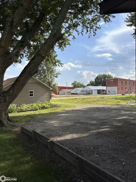907 909 3rd St, Batavia, IA 52533
