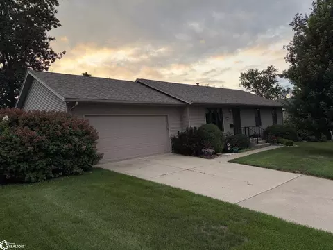 1911 Blossom Ln, Marshalltown, IA 50158