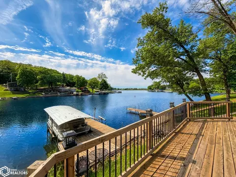 3011 E Lakeshore Dr, Brooklyn, IA 52211