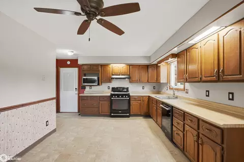 Kitchen - 936 E County Rd 1450, Hamilton, IL 62341 photo 2 of 3