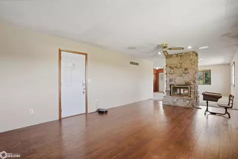 Living - 936 E County Rd 1450, Hamilton, IL 62341 photo 2 of 4