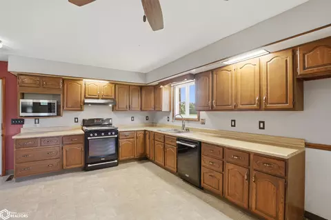 Kitchen - 936 E County Rd 1450, Hamilton, IL 62341 photo 3 of 3