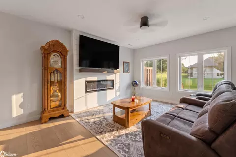107 Stonebrook Ct, Clear Lake, IA 50428
