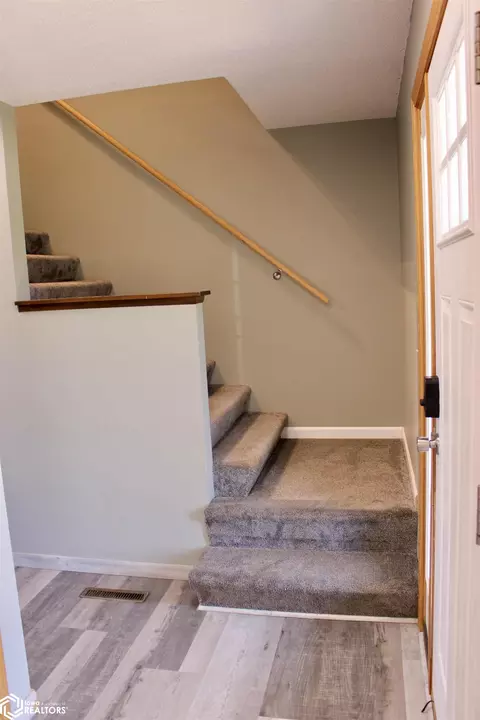Entry Way - 1406 E 17th St, Atlantic, IA 50022 photo 5 of 9