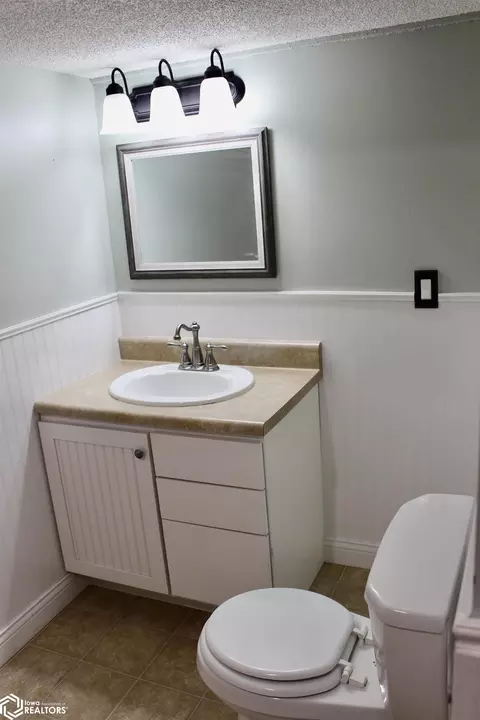 Bath - 1406 E 17th St, Atlantic, IA 50022 photo 7 of 7