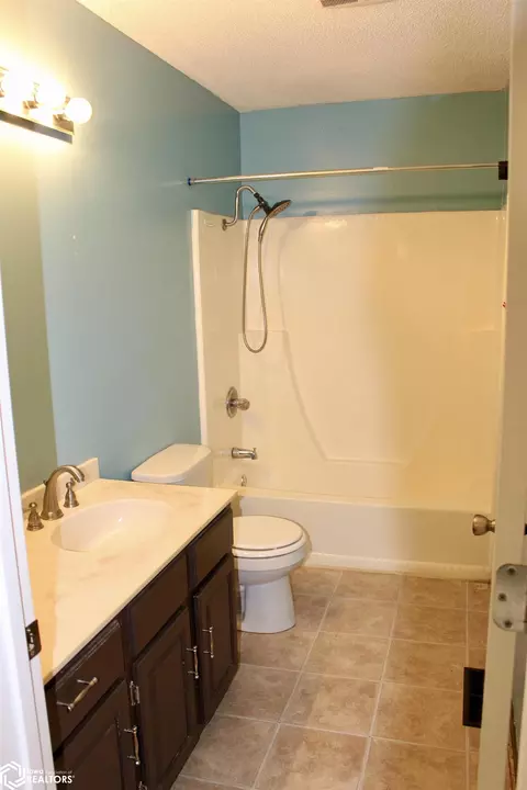 Bath - 1406 E 17th St, Atlantic, IA 50022 photo 4 of 7