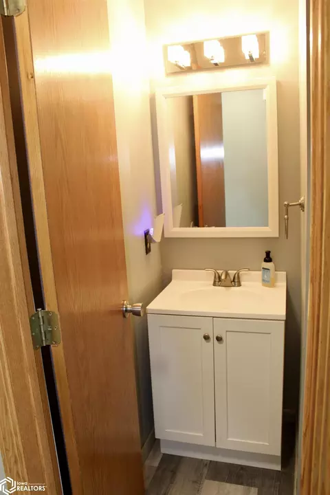 Bath - 1406 E 17th St, Atlantic, IA 50022 photo 1 of 7