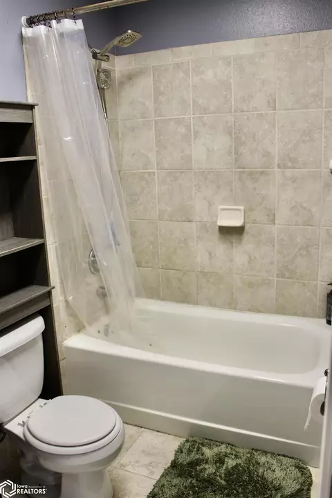 Bath - 1406 E 17th St, Atlantic, IA 50022 photo 5 of 7