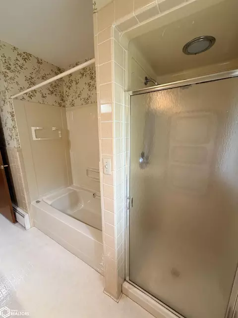 Bath - 23 19th Ave NE, Hampton, IA 50441 photo 3 of 5