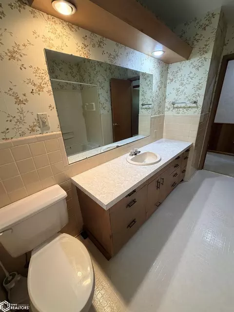 Bath - 23 19th Ave NE, Hampton, IA 50441 photo 4 of 5