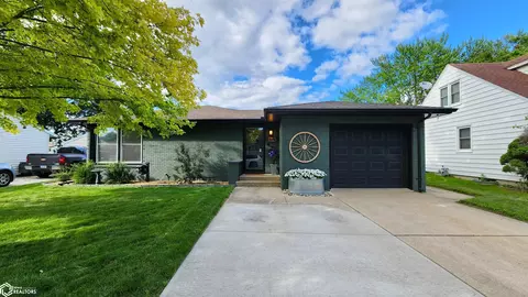 40 Mission Dr, Mason City, IA 50401