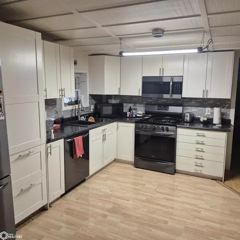 Kitchen - 303 E Walnut, Eldon, IA 52554 photo 1 of 2