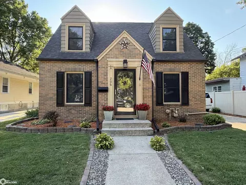 206 S Rhode Island Ave, Mason City, IA 50401
