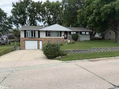 539 E 11th St, Carroll, IA 51401