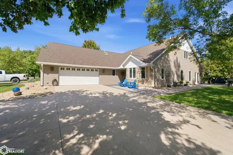 2010 Hunters Ridge Dr, Mason City, IA 50401