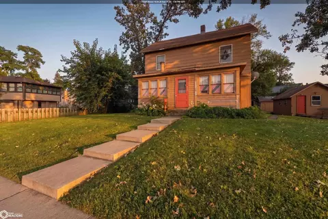 423 N Shore Dr, Clear Lake, IA 50428