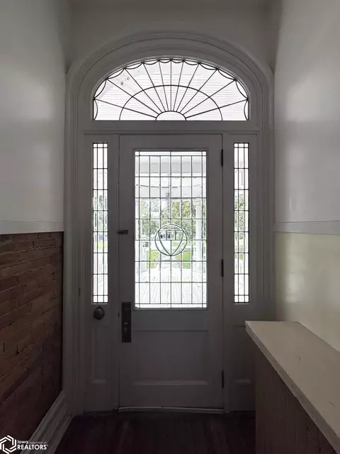 Entry Way - 409 E Washington St, Centerville, IA 52544 photo 1 of 3