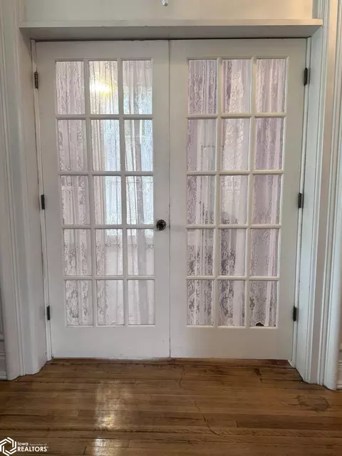 Entry Way - 409 E Washington St, Centerville, IA 52544 photo 2 of 3