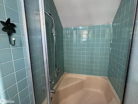 Bath - 409 E Washington St, Centerville, IA 52544 photo 2 of 4