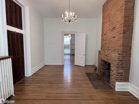 Living - 409 E Washington St, Centerville, IA 52544 photo 4 of 6