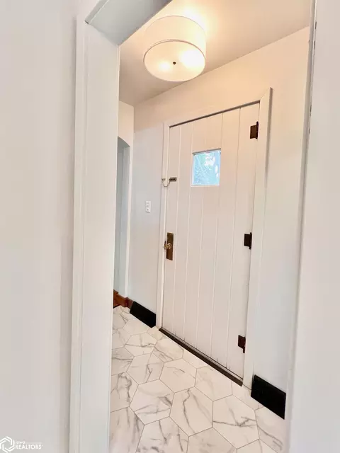 Entry Way - 1415 E State St, Algona, IA 50511 photo 3 of 5