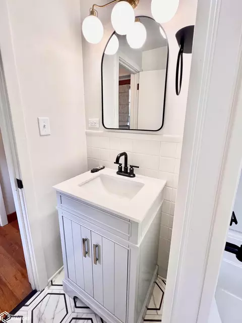 Bath - 1415 E State St, Algona, IA 50511 photo 4 of 5