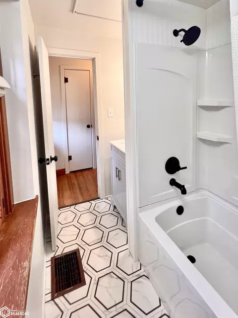 Bath - 1415 E State St, Algona, IA 50511 photo 3 of 5