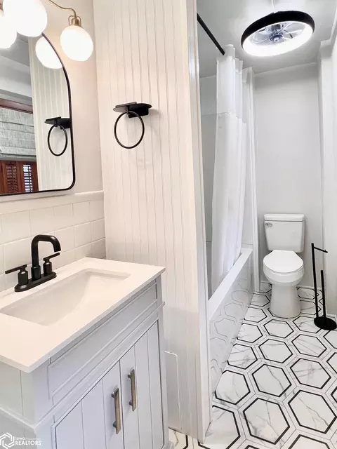 Bath - 1415 E State St, Algona, IA 50511 photo 2 of 5