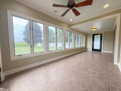 Exterior - 715 4th Ave SE, Hampton, IA 50441 photo 4 of 8